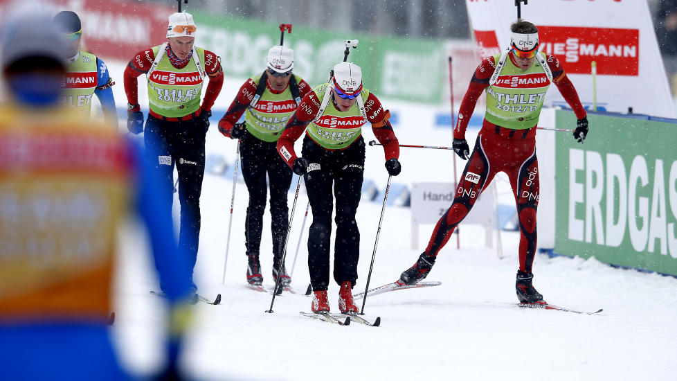 SE HAN TRENER: Emil Hegle Svendsen (t.h) i en lett trenings�kt med de andre norske gutta p� Vysocina stadion n� i formiddag. Etter �kta blir det klart om landslagsledelsen melder Emil p� stafettlaget i morgen. Foto: Bj�rn Langsem