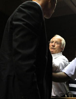 Oscar Pistorius ble tr�stet av faren