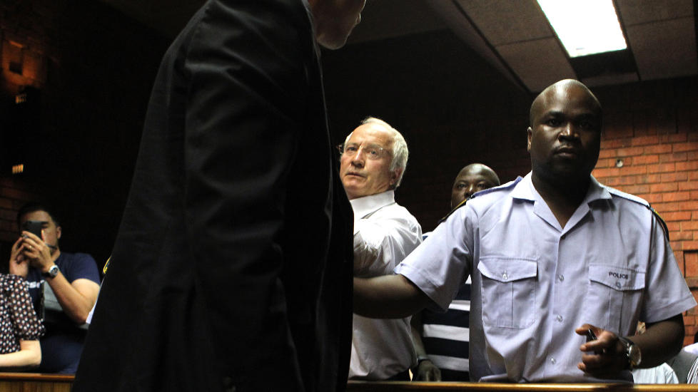 FIKK TR�ST: Oscar Pistorius (t.v.) fikk st�tte av faren Henke (i midten) da han ble framstilt for fengsling i dag. 26-�ringen har blitt siktet for overlagt drap. Foto: Themba Hadebe / AP / NTB Scanpix