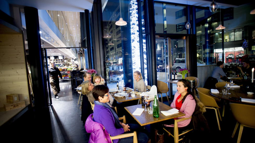 Beholdt ullskjerfet p�:  Treghet og surr preger Maschmanns Brasserie. Da Robinson og Fredag var innom var det kaldt ogs�. Foto:Thomas Rasmus Skaug / Dagbladet