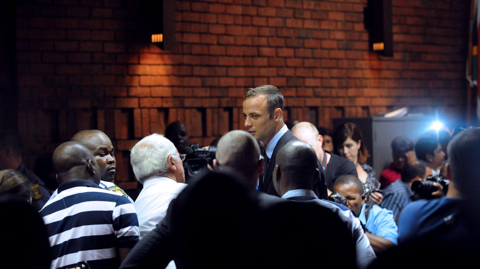 NEKTER SKYLD: Oscar Pistorius (t.h.) fikk st�tte av faren (i hvitt) under dagens rettsm�te. Han nekter for drapet p� kj�resten. Foto: Antoine de Ras / AFP / NTB Scanpix