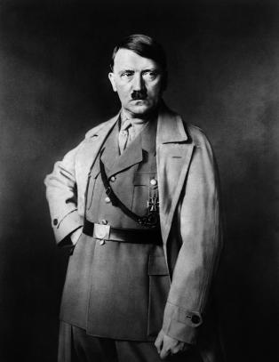 «Hitler våkner til live i 2011, og gjør stor suksess på talkshow og Youtube.»