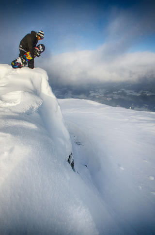 KVITFJELL: Robert Axelsson vurderer om det er for bratt. Foto: ANDERS AASHEIM/KVITFJELL