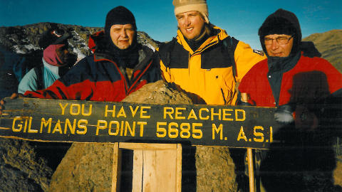 SISTE STOPP: Her er Erling (t.v.), Tore og Torbj�rn ved Gilmans Point p� vei opp til Kilimanjaro. Foto: Privat.