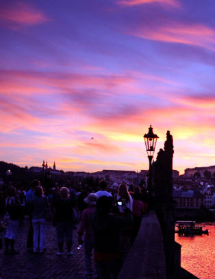 G�r du over denne broa, er du i en av Europas billigste byer � bo i