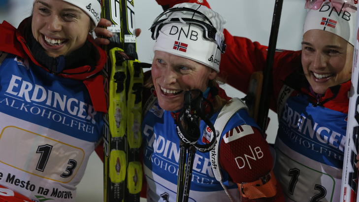JUBEL: Synn�ve Solemdal, Tora Berger og Ann Kristin Flatland slapp jubelen l�s etter seieren. Foto: Bj�rn Langsem