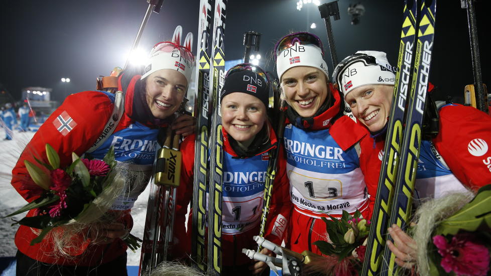 GULLJENTER: 
Ann Kristin Flatland, Hilde Fenne, Synn�ve Solemdal og Tora Berger sikret gull p� stafetten.  Foto: Bj�rn Langsem