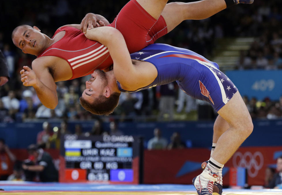 KJEMPER OM OL-PLASS: Bryteforbundene depper etter at sporten trolig forsvinner fra OL fra 2020. N� skal de kjempe seg tilbake. Dette bildet er at Keitani Graham og  Charles Edward Betts fra USA. Foto: AP Photo/Paul Sancya