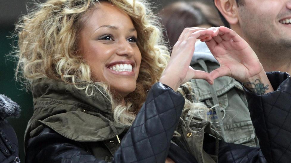 P� MILAN-KAMP: Den belgiske modellen Fanny Robert Neguesha viser et hjertetegn med hendene i kampen mellom Milan og Parma fredag. Hun er Mario Balotellis nye kj�reste. Foto: EPA/MATTEO BAZZI