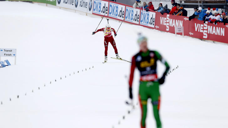 VENTET P� TORA: Gullvinner Darya Domratsjeva ser p� at Tora Berger kommer inn p� s�lvplass p� dagens VM-fellesstart i Nove Mesto.