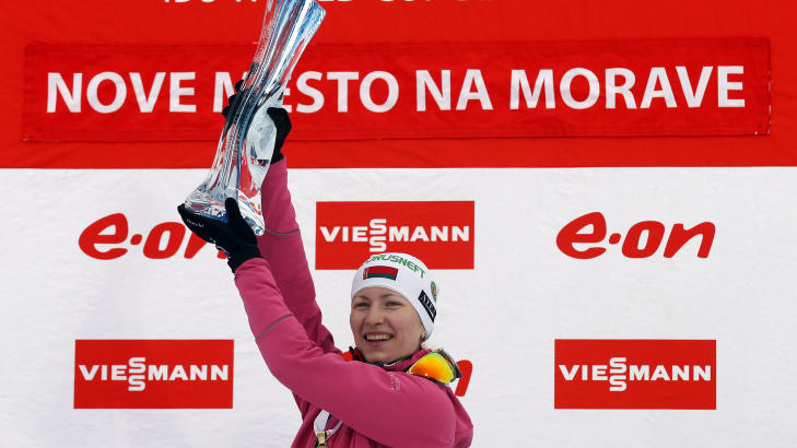 GLEMTE PREMIEN: Denne glasspokalen glemte Darya Domratsjeva p� pressekonferansen etter gullet, f�r hun kom l�pende tilbake for � hente den. Foto: Petr Josek / Reuters / NTB Scanpix