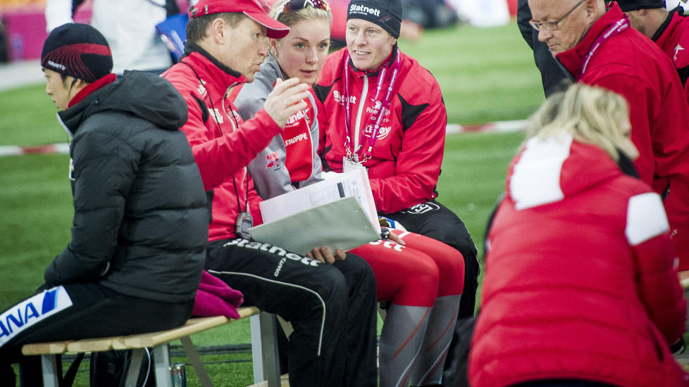 LEGGER PLANEN FOR ET HISTORISK BRA RESULTAT: Her sitter Ida Nj�tun sammen med landslagstrener Jarle Pedersen og det norske st�tteaparatet og legger slagplanen for ettermiddagens 5000-meter. Foto: Thomas Rasmus Skaug / Dagbladet