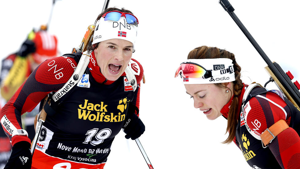 TUNGT: Ann Kristin Aafedt Flatland var helt utslitt da hun kom i m�l p� dagens VM-fellesstart i Nove Mesto. Med et tynt treningsgrunnlag, p� grunn av f�dsel i fjor v�res, var hun tom for krefter allerede f�r l�pet, og ble nummer 24. Synn�ve Solemdal (t.h) ble nummer 16 i dag.
