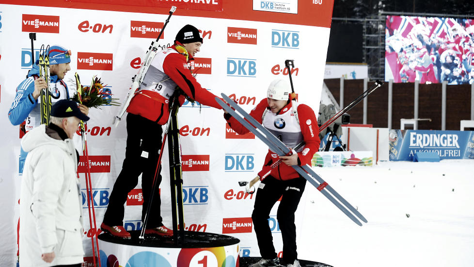 TO TRINN NED: Etter � ha vunnet fire strake gullmedaljer i VM, s� m�tte Emil Hegle Svendsen ta til takke med bronse p� dagens fellesstart i Nove Mesto. Her gratulerer han gullvinner Tarjei B�. Russiske Anton Shipulin (t.v) vant s�lv.