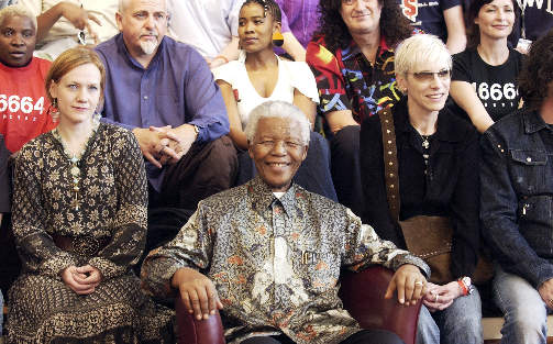 MANDELA I TROMS�: Under konserten i Troms� i 2005 samlet Mandela stjerner som Annie Lennox, Peter Gabriel og norske Anneli Drecker for � rette oppmerksomheten p� aids-problematikk. Over 20 000 mennesker m�tte opp i den str�lende sola for � overv�re arrangementet, kalt 46664 Arctic.  Foto: KAJA BAARDSEN