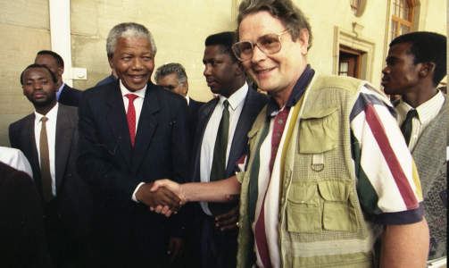 HISTORISK �R: 1994 er et merke�r. S�r-Afrikas politiske partier og grupperinger signerer avtalen som legger grunnlaget for frie, demokratiske valg. Nelson Mandela, som har v�rt p�driver og aktiv part i forhandlingene, blir samme �r valgt til S�r-Afrikas f�rste demokratisk valgte president, og samtidig den f�rste fargede presidenten i landet. P� bildet hilser Dagbladets journalist Arvid Bryne p� dagens jubilant. Foto: ODD R. ANDERSEN