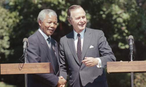 SAMLER ST�TTESPILLERE Kort tid etter l�slatelsen fra fengsel i 1990, reiste Nelson Mandela til Det hvite hus og dav�rende president George W. Bush sr. for � samle st�tte til den p�g�ende demokratiseringen av S�r-Afrika. Det skulle ta fire knappe �r f�r han ble valgt til den f�rste demokratisk valgte presidenten i S�r-Afrikas historie. Foto: SCANPIX/AP