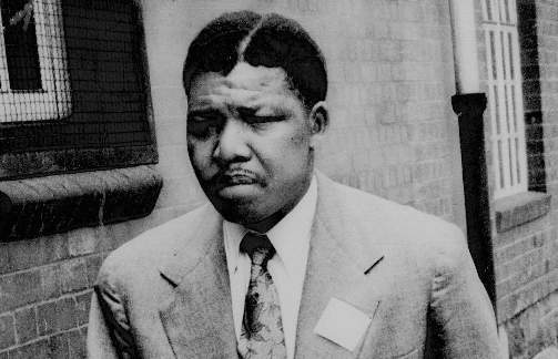 SLO SEG FRAM: I dette bildet fra 1961 har den tidligere bokseren et usedvanlig misforn�yd uttrykk i ansiktet. P� denne tiden var han leder for oppr�rsgruppen African National Congress' (ANC) v�pnede fl�y Umkhonto we Sizwe (�nasjonens spyd�), og Mandela selv gikk under navner Den sorte pimpernell. I 1962 ble han avsl�rt og d�mt til fengsel i fem �r, for blant annet ulovlige utenlandsreiser og oppfordring til streik. Foto: SCANPIX /AP