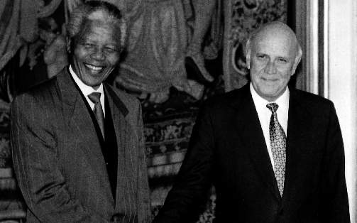 NOBELPRISVINNERNE: B�de Nelson Mandela og den dav�rende presidenten i S�r-Afrika, Frederik Willem de Klerk, mottok Nobels fredspris i 1993. Prisen fikk de for � arbeide for � ende apartheidsregimet, for samtidig � demokratisere S�r-Afrika. Dette bildet er tatt under prisutdelingen i Oslo r�dhus, den 9. desember 1993. Foto: SCANPIX/AP/JON EEG