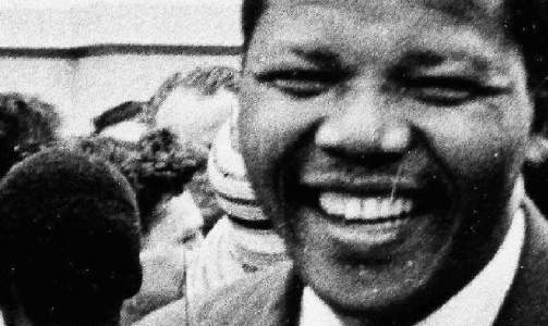 FRA RETTSALEN: Her forlater en smilende Nelson Mandela synagogen som ble brukt som rettslokale i byen Pretoria i S�r-Afrika. I 1956 ble hele ledelsen i ANC anklaget for h�yforr�deri, og Mandela ble en av 105 andre arresterte. Saken ble avvist to �r senere, og f�rte uansett til at ANC fikk enda st�rre oppslutning. Foto: SCANPIX /AP