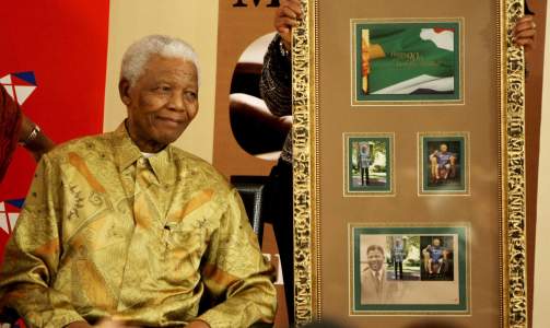 FIKK FRIMERKE: I forbindelse med feiringen av hans nitti �r, lanserte S�r-Afrika et frimerke hvor Mandela hedres. Han er stadig en enormt popul�r skikkelse i landet, og samler alltid store folkemasser n�r han opptrer offentlig. I dag skal han imidlertid feire �rem�lsdagen med familien. Foto: SCANPIX/EPA/HALDEN KROG