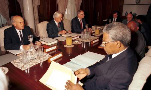 PRETORIA MINUTE: 6. august 1990 starter fredsforhandlingene i S�r-Afrika. Nelson Mandela sees foran til h�yre i bildet, og p� andre siden av bordet sitter dav�rende president Frederik Willem de Klerk.
