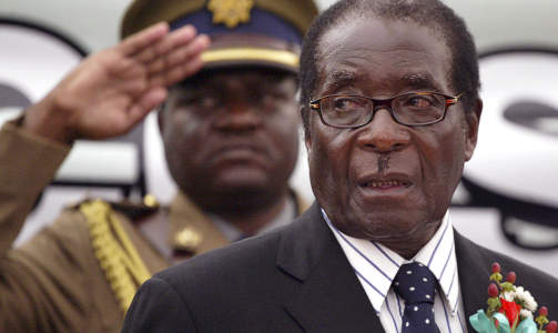 TALTE MUGABE MIDT I MOT: Nelson Mandela ble kritisert � ikke ford�mme Zimbabwes president Mugabes vanstyre. 25. juni sa han imidlertid dette p� en pressekonferanse i Storbritannia: �- Vi er s�rgmodige vitner til den p�g�ende tragedien i Darfur. N�rmere hjemme har vi sett utbrudd av vold mot v�re afrikanske venner i v�rt eget land og den tragiske mangelen p� styre i v�rt naboland Zimbabwe.� Foto: SCANPIX / REUTERS