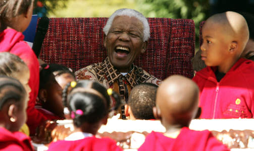 SMILER FORTSATT: Nelson Mandela trakk seg i stor grad tilbake fra politikken i 2005, og har lenge slitt med d�rlig helse. Da han feiret 89-�rsdagen i fjor, var han likevel i str�lende hum�r. Han har ogs� hatt mye � glede seg over i sitt lange liv. Siden apartheids fall har Mandela f�tt bred anerkjennelse ogs� fra tidligere motstandere. Han har mottatt mer enn ett hundre priser og utmerkelser i l�pet av sin 40-�rige virksomhet. Han fremst�r mer og mer som en slags landsfader for det moderne demokratiske S�r-Afrika, og som en av de fremste politiske lederne i verden p� 1900-tallet. Foto: SCANPIX /AFP