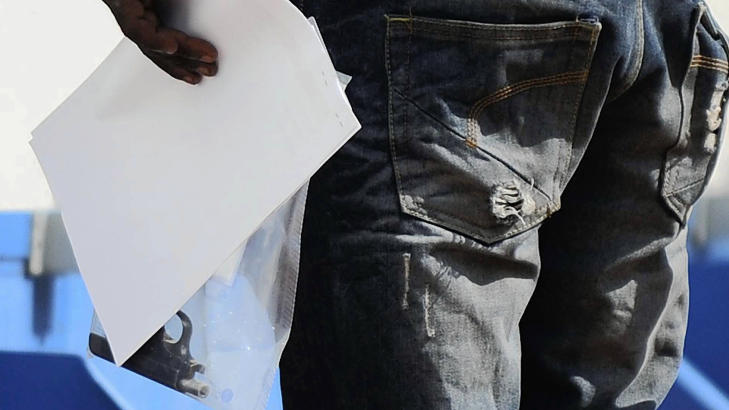 PISTOLEN: Denne 9 mm. pistolen ble funnet i parets hjem. Foto: AP Photo/Phill Magakoe, Pretoria News