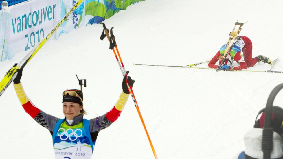 FORSVARSL�S: Tyske Magdalena Neuner vant jaktstarten i OL i Vancouver i 2010. Men en situasjon rett f�r dette bildet ble tatt, er noe hun aldri glemmer. Tora Berger (bak) ble nummer fem.
Foto: Heiko Junge / Scanpix