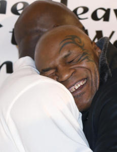 Her overrasker Tyson sin gamle erkefiende - nesten som i 1997