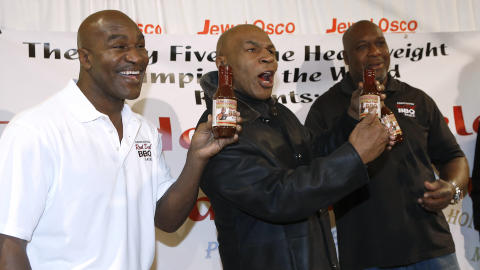 GLADE GUTTER:Mike Tyson og Evander Holyfield. Foto: AP Photo/Charlie Arbogast