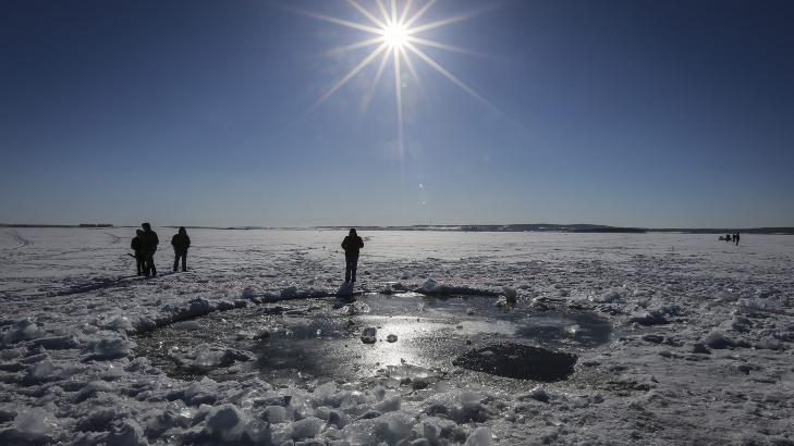SLO HULL I ISEN: De første fragmentene ble funnet ved innsjøen Tsjerbarkul. Fragmentet som trolig slo hull i isen er så langt ikke funnet. Foto: Foto: EPA/SERGEI ILNITSKY/NTB SCANPIX SLO HULL I ISEN: De første fragmentene ble funnet ved innsjøen Tsjerbarkul. Fragmentet som trolig slo hull i isen er så langt ikke funnet. Foto: Foto: EPA/SERGEI ILNITSKY/NTB SCANPIX