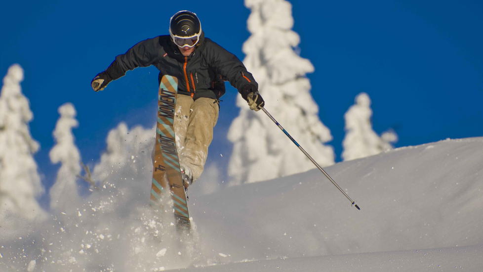 FORSVARLIG MORO: � sette de f�rste skisporene i ur�rt sn� er en nytelse, men dagen etter et solid sn�fall kan fjellsidene v�re rene minefelt. Foto: PER FL�THE