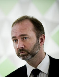 - Ville gi Giske instruks om reforhandling av lederl�nn