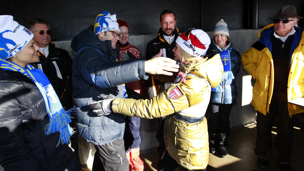 FELLES EIE: : De norske skiheltene er blitt felles nordisk eie. Her er Therese Johaug p� kongelig klemmetur under sist VM. FOTO: Lise �serud / Scanpix.