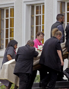 Samtidig som en gr�tkvalt Pistorius satt i retten, ble kj�resten bisatt