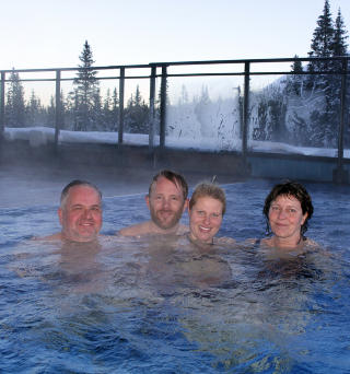 FAMILIEHYGGE: � kombinere ski og spa har sl�tt godt an hos svenskene Anna Andersson (28), Erik Lindgren (32), Roger Andersson (56) og Eva-Karin Andersson. Foto: HILDE SCHJERVE
