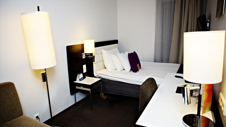 DYRT �KONOMIROM: ��konomirom� p� Clarion Stockholm betyr et krypinn bredt nok til at senga f�r plass mellom veggene, Da f�les 1500 kroner natta for �n person dyrt. Men senga var god.