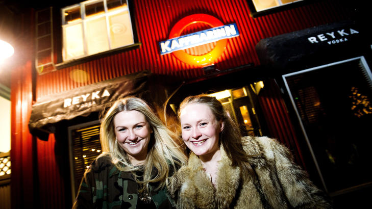  KAFFIBARINN:   Utestedet har holdt stand i alle �r. Her g�r mange f�r en kveld p� byen, sier studentene Helga  Laufey Asgeirsdottir og Elin Margret Rafnsdottir. Foto: JOHN TERJE PEDERSEN