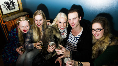  UTELIV INNE:  Fra venste Inga Stefania, s�strene Ragnheidur og Ol�f Audur, Snorri Engilberrsonn og Karen �sk p� utestedet Hemma  og Valda.  Foto: JOHN TERJE PEDERSEN