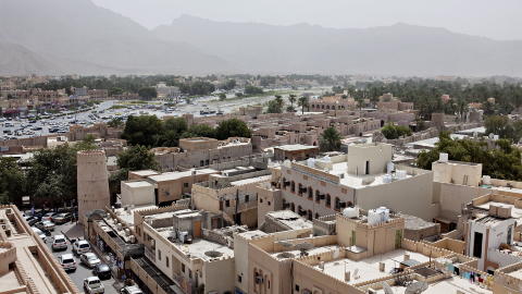 MEKTIG: Nizwa var en gang Omans hovedstad, og er fortsatt et viktig knutepunkt. Fra borgen ser du utover byen, daddelplantasjene og fjellene rundt. Foto: NINA HANSEN