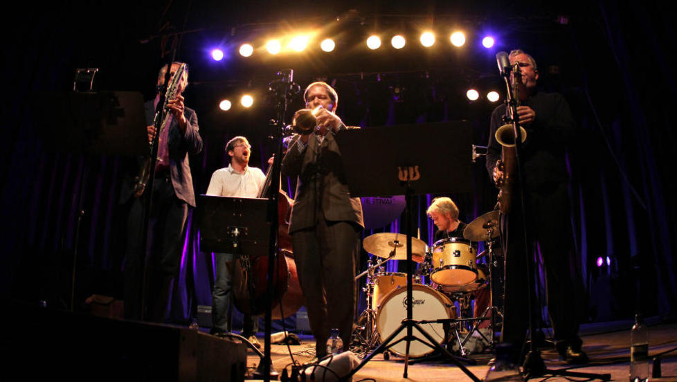 GOD GNIST: The Deciders under debuten p� Kongsberg i 2010, f.v. Rudi Mahall, Ole Morten V�gan, Axel D�rner, Jon F�lt og Fredrik Ljungkvist. N� er bandet dokumentert p� plate. Foto: BJ�RN-OWE HOLMBERG / DAGBLADET