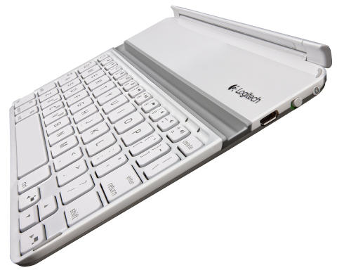 TO FUNKSJONER: Logitechs Ultrathin Keyboard mini funger b�de som beskyttelsesdeksel (under) og Bluetooth-tastatur for iPad mini. N�r man skal skrive, settes iPaden i den skr�stilte slissen. Foto: Logitech