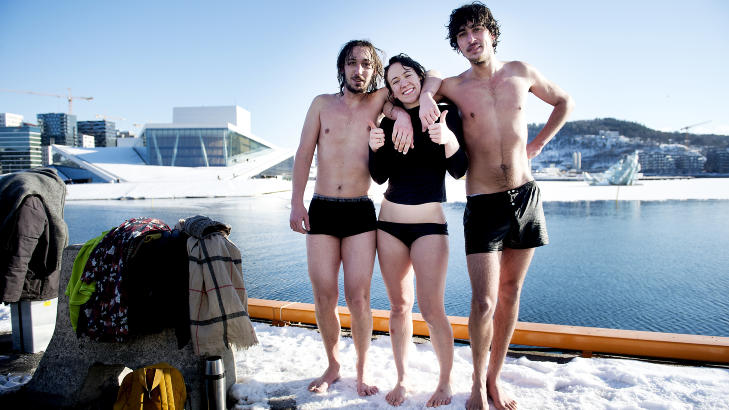 FORN�YDE TURISTER: Lisa Kobdish (24) fra Austin i Texas, Adam Bahri (19) og Tomas Lopez (21) fra Lyon i Frankrike hoppet i det iskalde vannet ved Operaen i Oslo.  Foto: �istein Norum Monsen / DAGBLADET