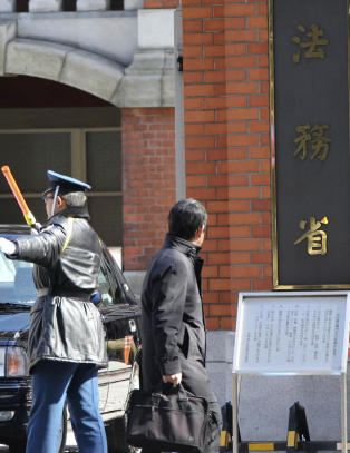 D�dsd�mte fanger hengt i Japan