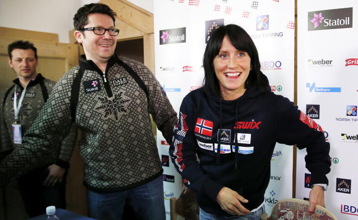 TAR GREP: Kommunikasjonssjef i Norges skiforbund Espen Graff, her sammen med Marit Bj�rgen under VM i Val di Fiemme, har kontaktet advokat for � fjerne bildene p� pornonettstedet. Foto: Lise �serud / NTB Scanpix