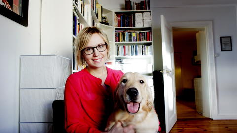 HEIA BECKETT :I Irland ble hun faktisk sammenliknet med den store forfatter Samuel Beckett. Og gjett hva hunden hennes heter? Beckett, selvsagt. - Men min Beckett er ei jente, ler Kjersti Annesdatter Skomsvold. Foto: Kristin Svorte
foto Kristin Svorte/Dagbladet