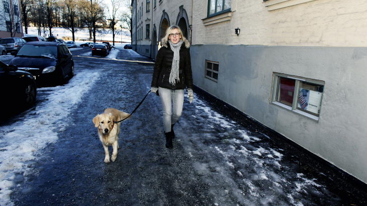 UT P� TUR: Romanen  �Jo fortere jeg g�r, jo mindre er jegi� er oversatt i 18 land, deriblant til engelsk, arabisk, kinesisk, russisk, fransk, tysk og italiensk. - Det var morsomt at den ble solgt til F�r�yene og Taiwan samme uke. Det synes jeg var litt fint, s� forskjellige steder, sier Oktober-forfatteren. 
Foto: Kristin Svorte