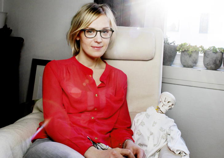 IKKE T�FF I PYSJAMAS: Mathea i debutromanen er redd for � bli et skjelett i pysjamas. Skjelettet er en gave fra en venn.  Foto: Kristin Svorte/Dagbladet